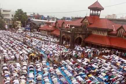 Downpour fails to dampen Mumbai's Eid spirit